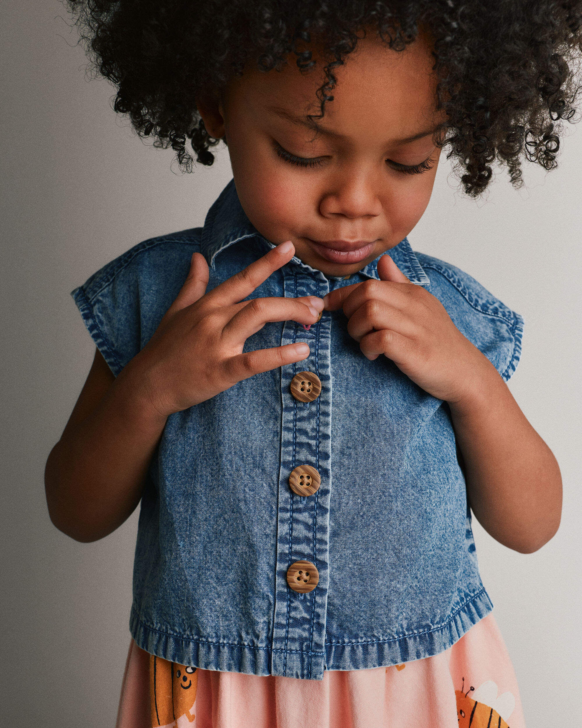 Otter Avenue Toddler Girl Sleeveless Button-Down Top in Chambray 12M Blue 22$